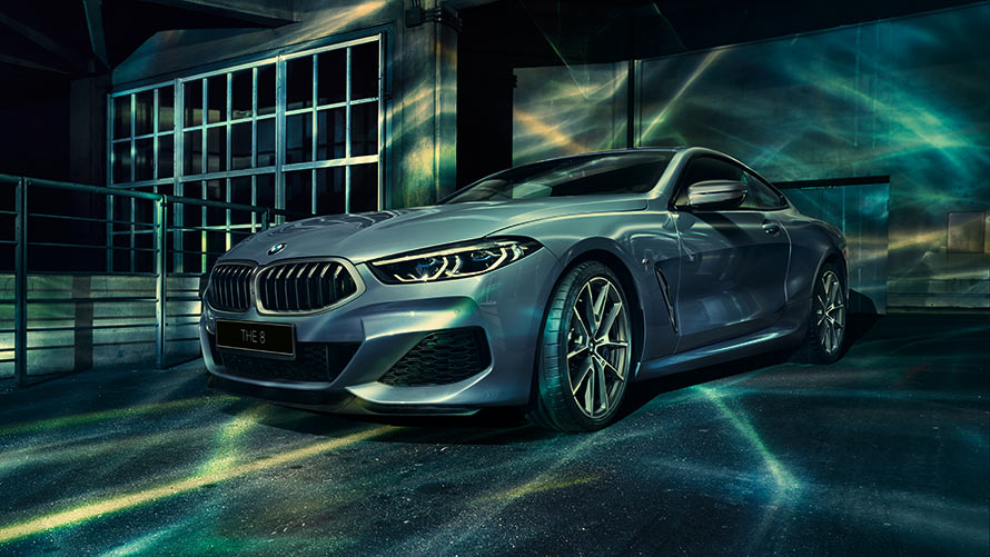 BMW 8 серии Coupe в городе, вид спереди с поворотом в три четверти.